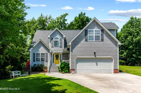 902 Charleston Pl, Sneads Ferry, NC 28460