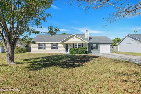 409 Foxtrace Ln, Hubert, NC 28539