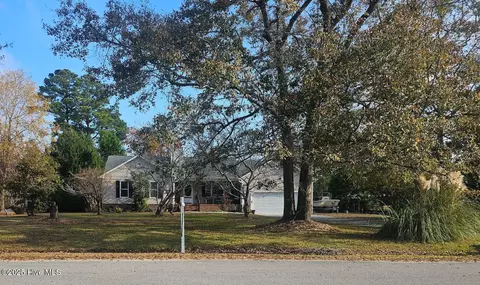410 Masters Ln, Hampstead, NC 28443
