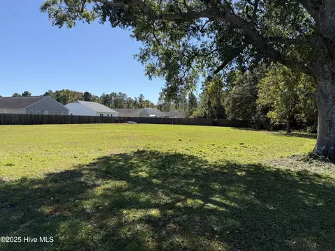 927 Village Rd NE, Leland, NC 28451