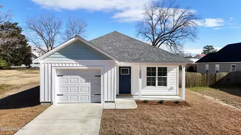 205 Jenkins Ave, Maysville, NC 28555