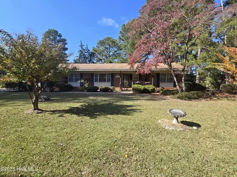 1703 Lake Dr, Laurinburg, NC 28352