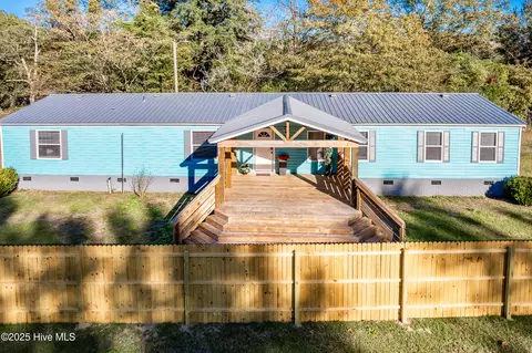 109 Floyd Pond Ln, Richlands, NC 28574
