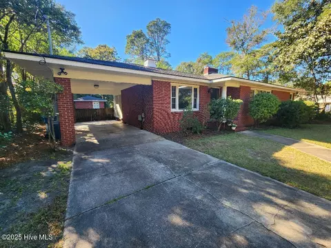 1884 W Lake Shore Dr, Wilmington, NC 28401