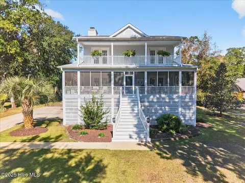 6718 Roberta Rd SW, Ocean Isle Beach, NC 28469