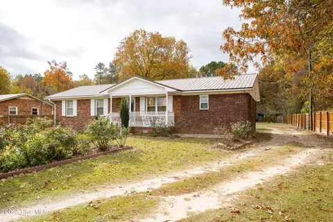 950 Auctioneer Rd, Clinton, NC 28328