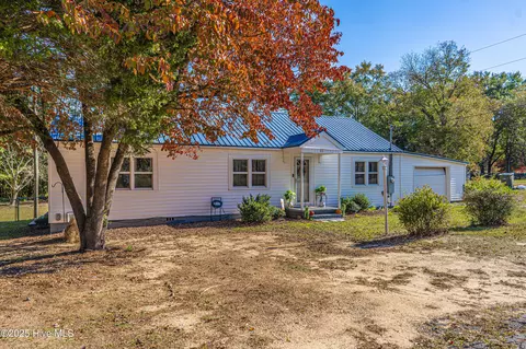 113 Sycamore St, Hamlet, NC 28345