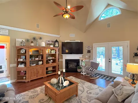 Living - 349 Barwick Dr, Washington, NC 27889 photo 3 of 3