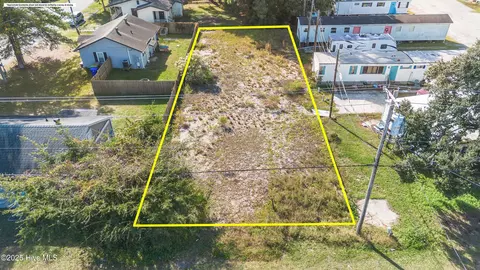 1205 N Howe St, Southport, NC 28461