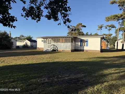 407 Diamond City Dr, Harkers Island, NC 28531