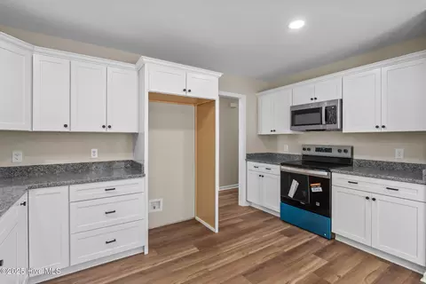 Entry Way - 215 Beech St, Hamlet, NC 28345 photo 2 of 4
