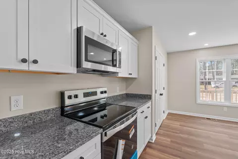 Entry Way - 215 Beech St, Hamlet, NC 28345 photo 1 of 4