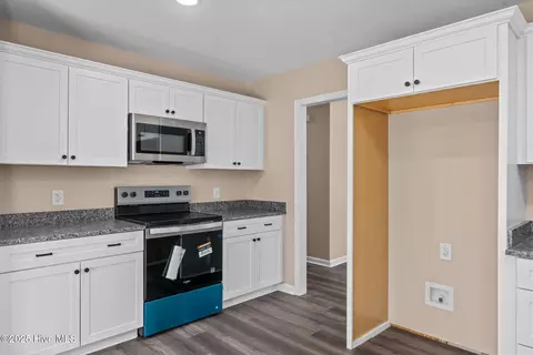 Entry Way - 217 Beech St, Hamlet, NC 28345 photo 1 of 3