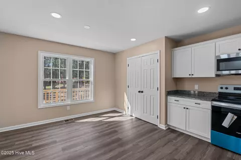 Entry Way - 217 Beech St, Hamlet, NC 28345 photo 2 of 3