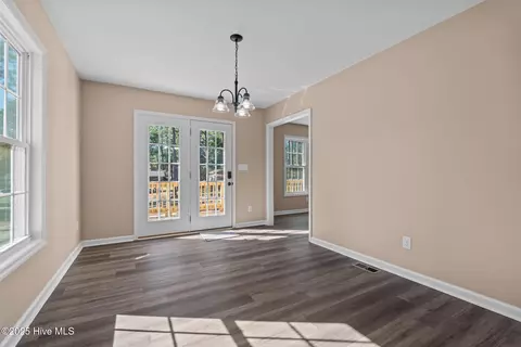Dining - 217 Beech St, Hamlet, NC 28345 photo 2 of 3