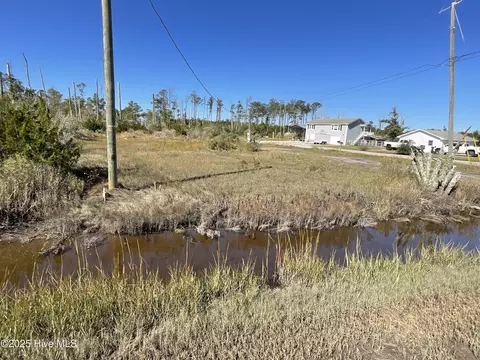 111 Croaker St, Davis, NC 28524
