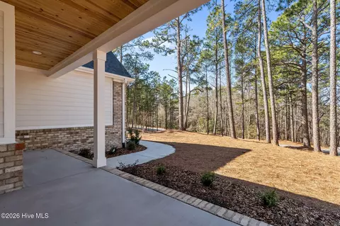 492 Longleaf Dr, West End, NC 27376 photo 9