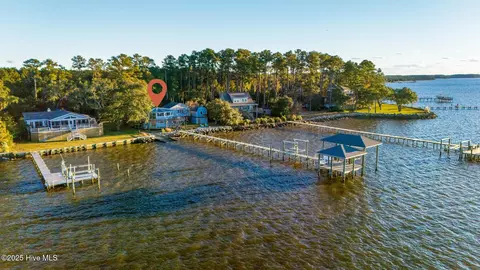 221 Creek Rd, Beaufort, NC 28516