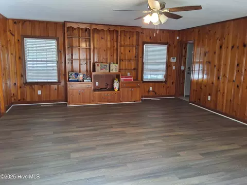 Living - 33 Gapway Rd, Fair Bluff, NC 28439 photo 11 of 13