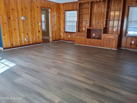 Living - 33 Gapway Rd, Fair Bluff, NC 28439 photo 6 of 13
