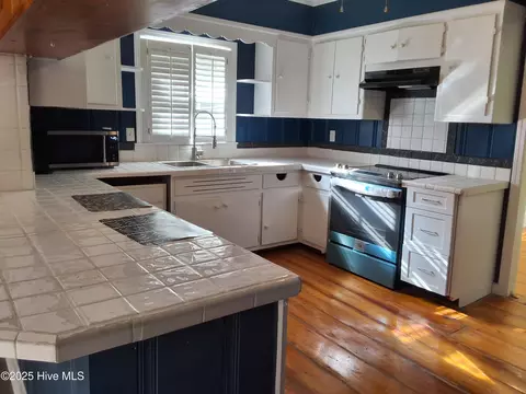 Kitchen - 33 Gapway Rd, Fair Bluff, NC 28439 photo 6 of 10