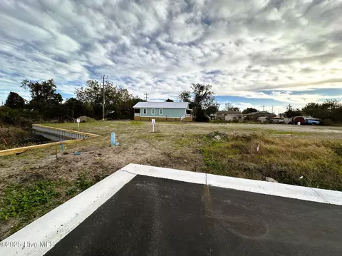 2403 Ferabee St, Morehead City, NC 28557