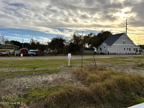 2407 Ferabee St, Morehead City, NC 28557