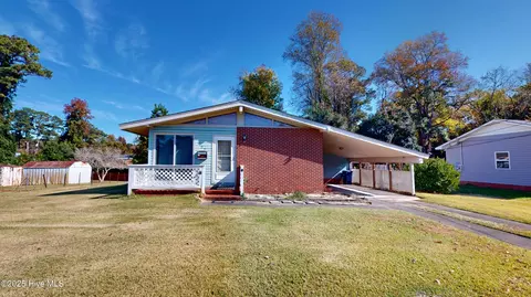 109 London Ln, Jacksonville, NC 28546