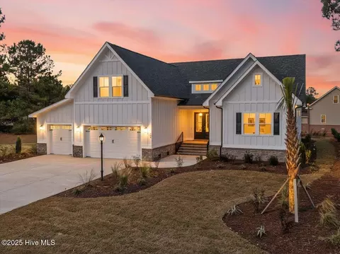 564 Fairburn Ct NW, Calabash, NC 28467