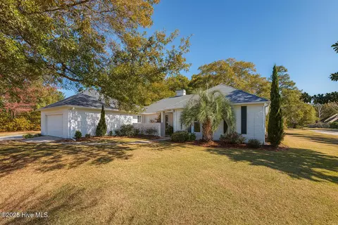 1600 Chip Shot Dr, Morehead City, NC 28557