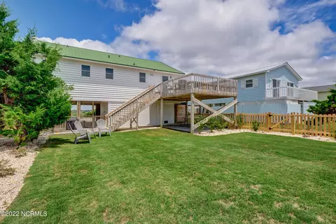 1208 N New River Dr, Surf City, NC 28445