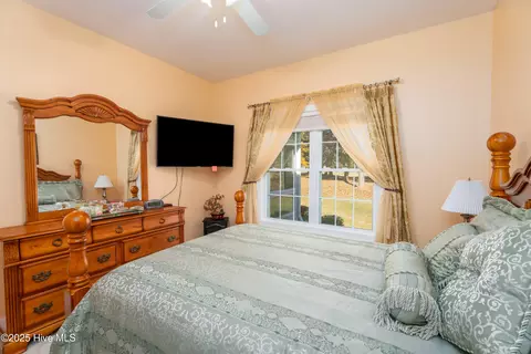 Bedroom - 602 Taberna Cir, New Bern, NC 28562 photo 6 of 8