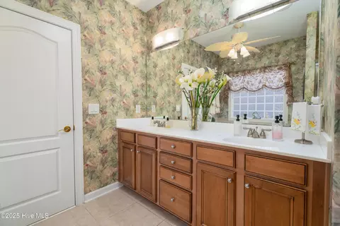 Bath - 602 Taberna Cir, New Bern, NC 28562 photo 3 of 4