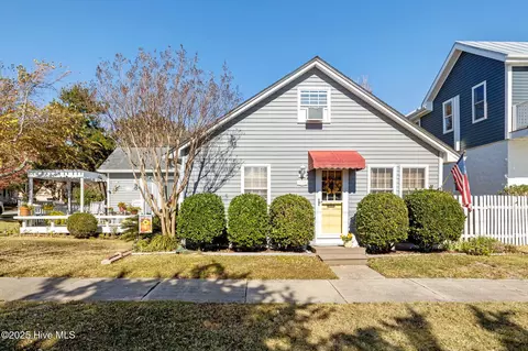 1112 Shepard St, Morehead City, NC 28557