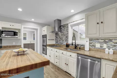 Kitchen - 2001 Cordgrass Rd, Hampstead, NC 28443 photo 2 of 4