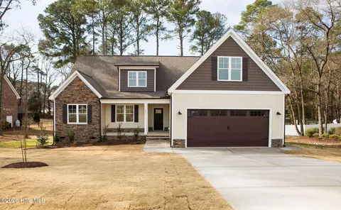 504 Pointe Dr, La Grange, NC 28551