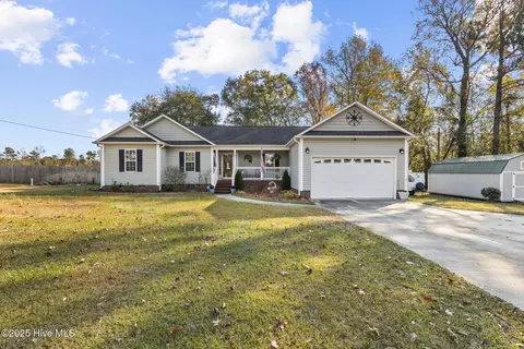 101 Broadwater Dr, Jacksonville, NC 28540