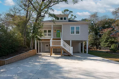 313 Barnes St, Emerald Isle, NC 28594