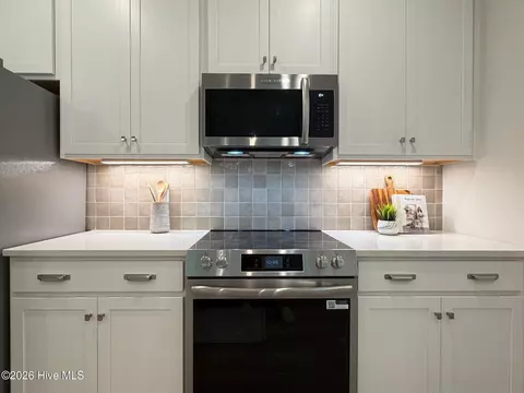 Kitchen - 227 Hickory Ln, Hampstead, NC 28443 photo 4 of 5