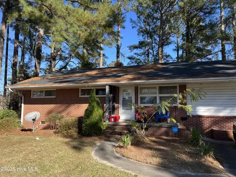 1123 Candlewood Dr, Kinston, NC 28501
