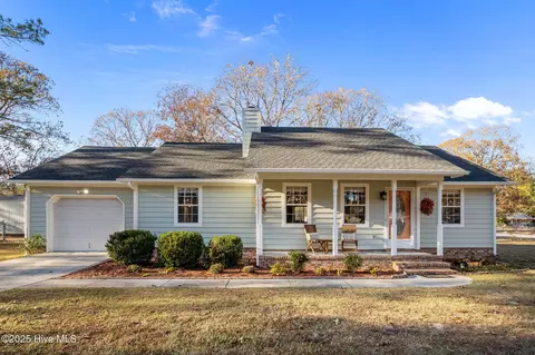 104 Chappell Creek Dr, Richlands, NC 28574