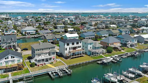 121 Sound Dr, Atlantic Beach, NC 28512