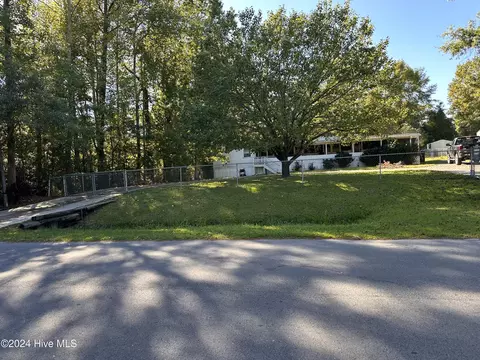 120 Youpon Dr, Hubert, NC 28539