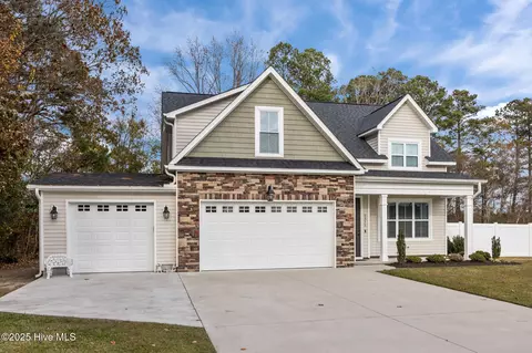 2315 Plumosa Dr, Grimesland, NC 27837