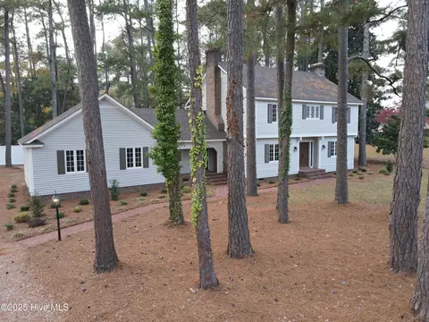 511 S Wilkinson Dr, Laurinburg, NC 28352