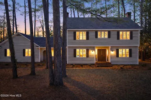 511 S Wilkinson Dr, Laurinburg, NC 28352