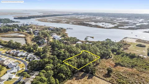 4002 Barnes Bluff Dr SE, Southport, NC 28461