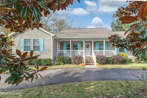 805 E Leonard St, Southport, NC 28461