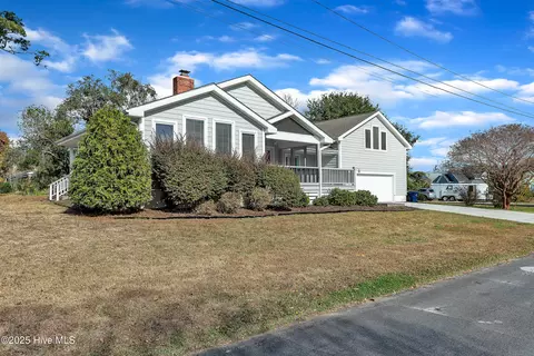 213 Mansfield Pkwy, Morehead City, NC 28557
