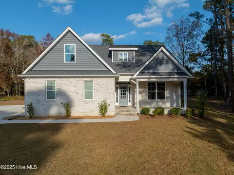 102 Pirates Cv, Sneads Ferry, NC 28460